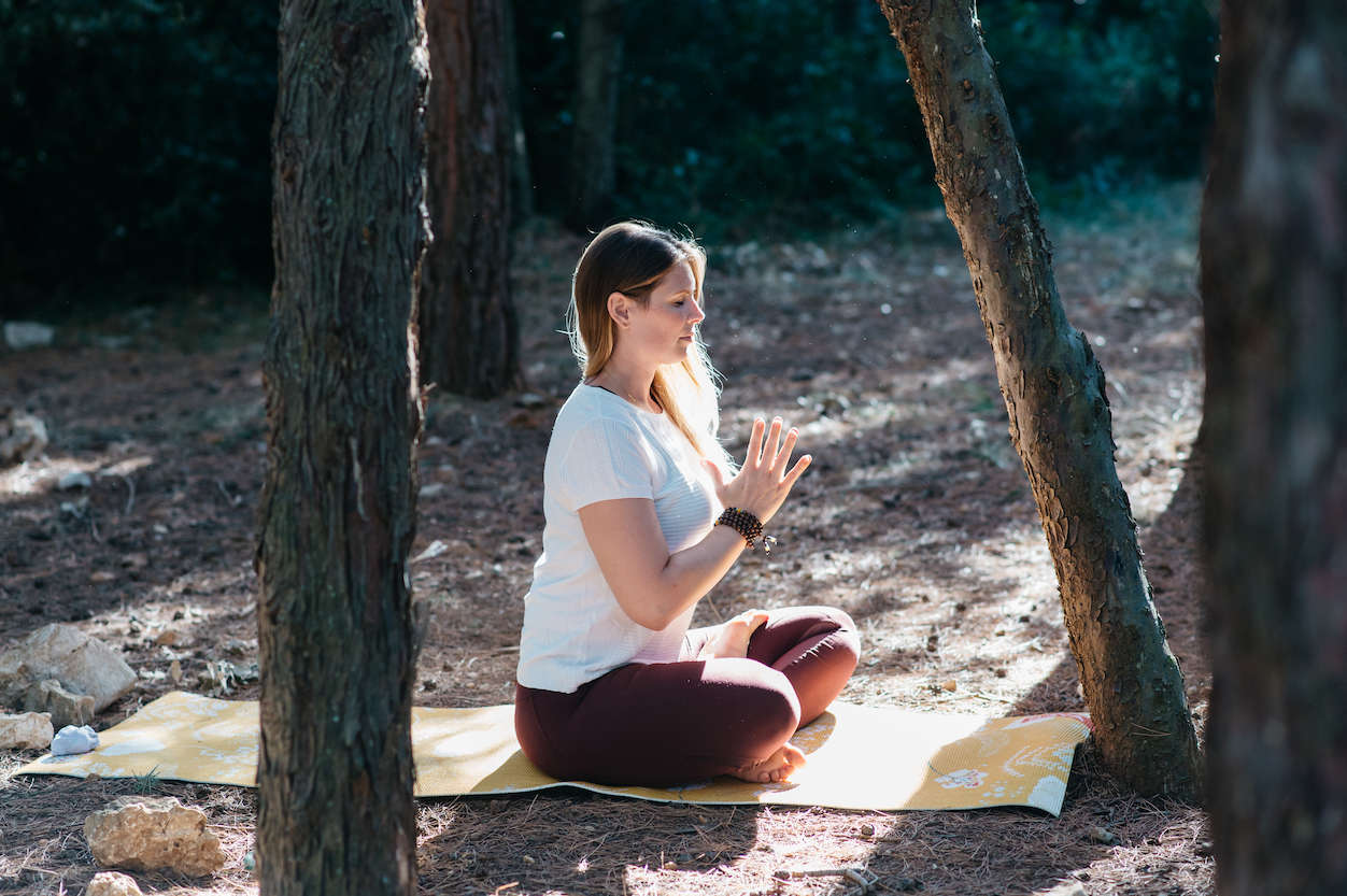 10 Mots En Sanskrit A Connaitre Pour Commencer Le Yoga La Yoga Tribe